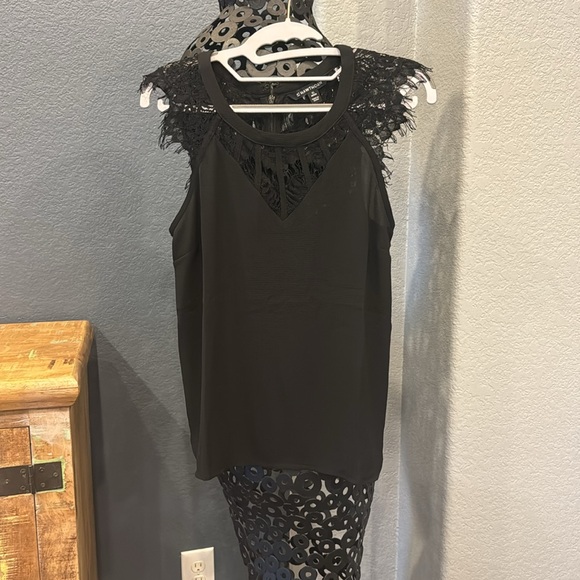 Stylish blouse in excellent condition. Features a classic design w lace details. - Picture 3 of 4